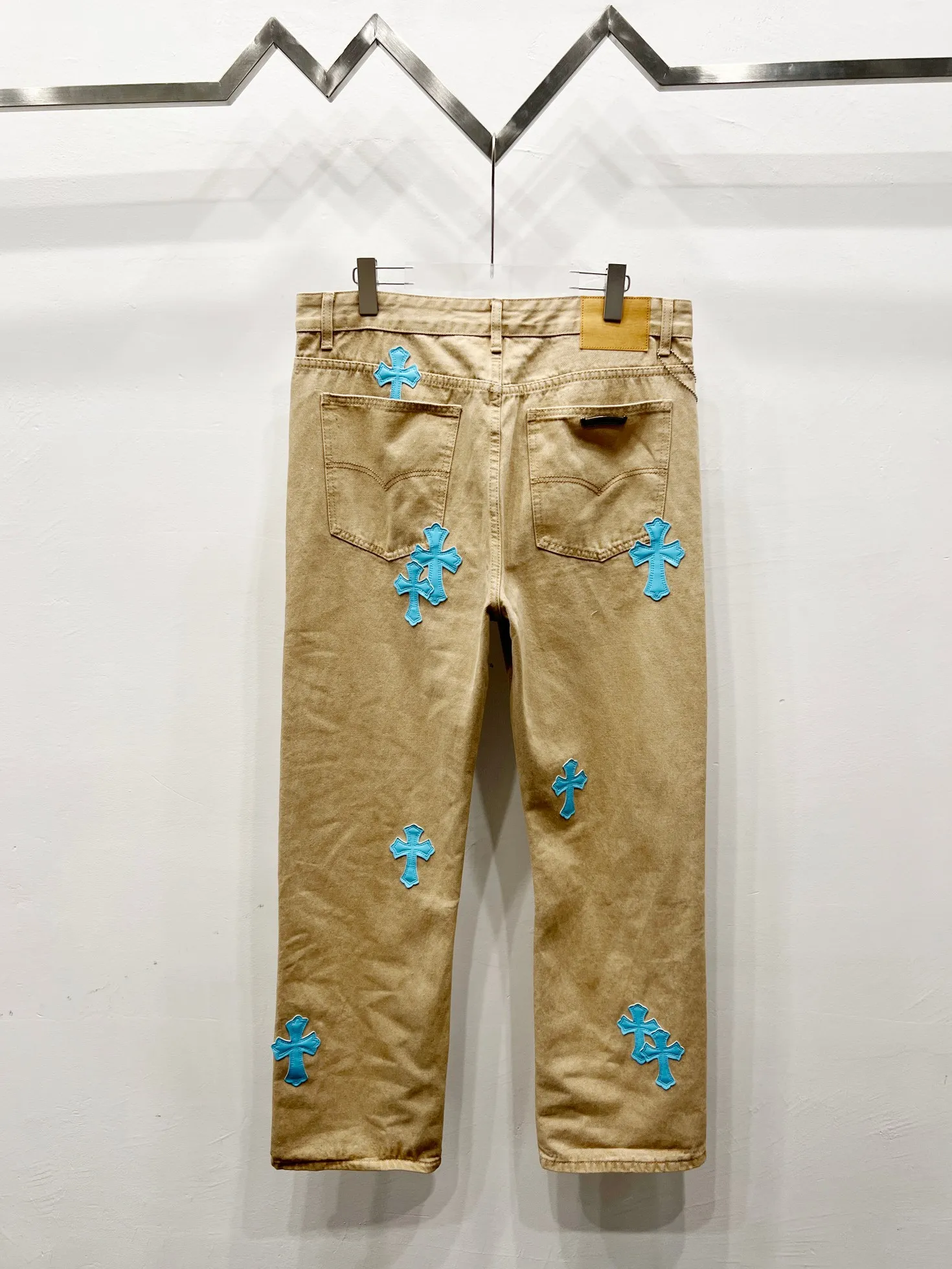 P240 style number: (W003) ChromeHearts & Khaki leather cross-leather straight-leg jeans, ceiling-level jeans, a pair is hard to find at the counter‼ ️About Zangyin✅This is an extremely luxurious fashion brand that can also be called the aristocracy of the high street. It has always been an exclusive brand for some hipsters or rich second generations. The color of this model is already very eye-catching by using a unique washed material. It is decorated with pink patch cross flowers, which cleverly highlights the charm of the brand. Secondly, this model adopts a classic high-waist cut design, which highlights the long legs and fashionable temperament of the upper body. The brand is highly recognizable and the slim-fitting configuration is more suitable for daily wear. The personality will be fashionable and the specifications can be seen at a glance. Materials and technology ✅ Needless to say, this point goes without saying. As an excellent craftsman brand, Zangyin's requirements for details and craftsmanship are really perfect. The washed color of this model has gone through a lot of processes, not to mention the embellishment of the denim appliqués. It is also purely handmade and sewn. Just like what they believe in, only handmade things have soul and have the meaning of wearing. A top-notch heavy-duty fashionable denim item, recommended by both hands‼ ️ Size: 28, 30, 32, 34 Color: Khaki
